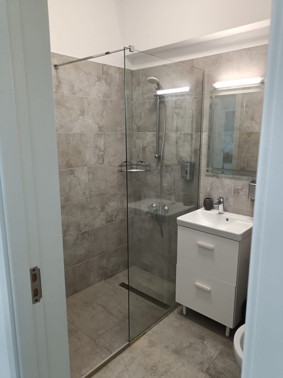 Apartamente cu 2 camere decomandate noi mobilate și utilate