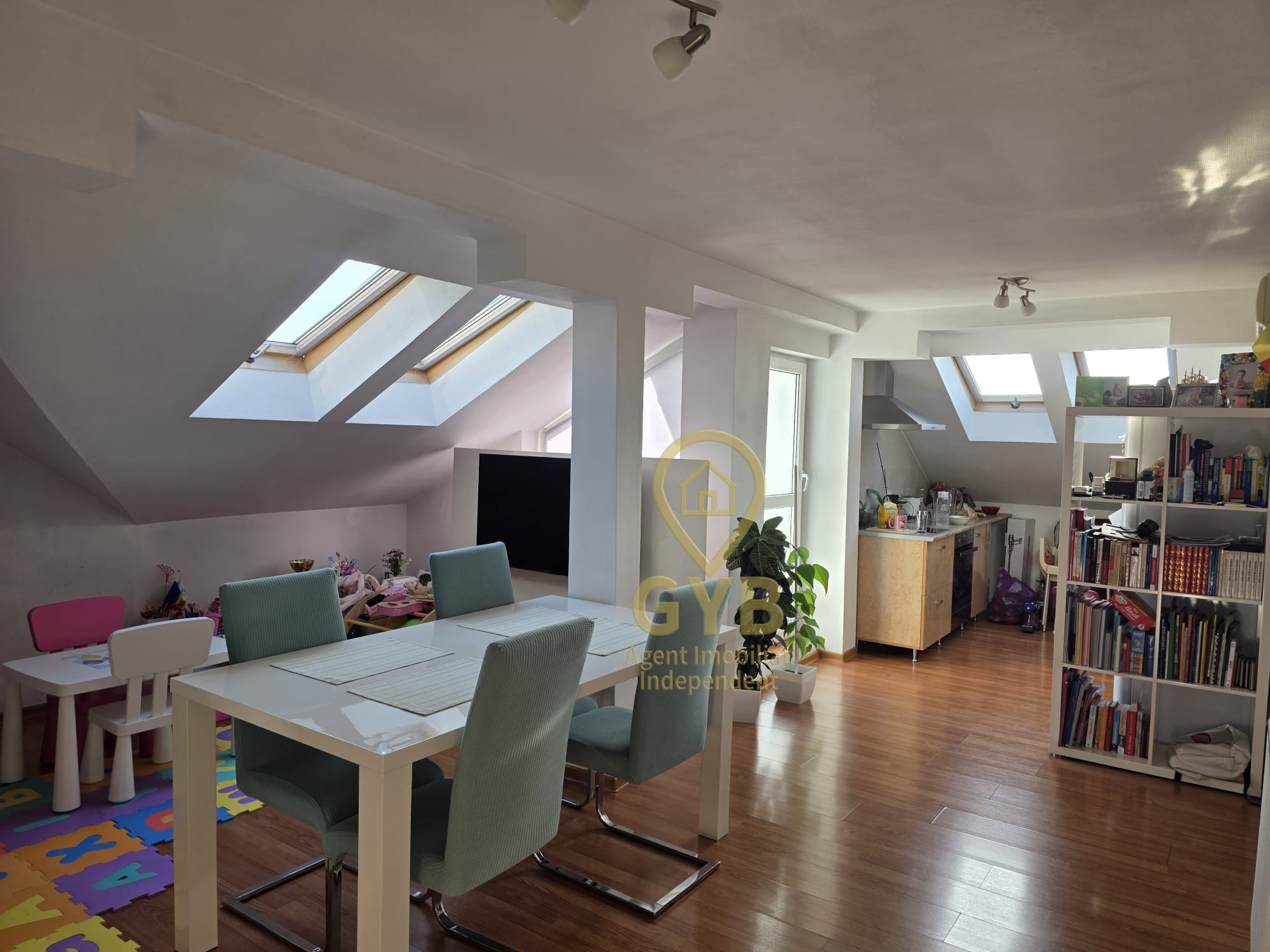 Apartament cu 2 camere, terasa generoasă, etaj 9