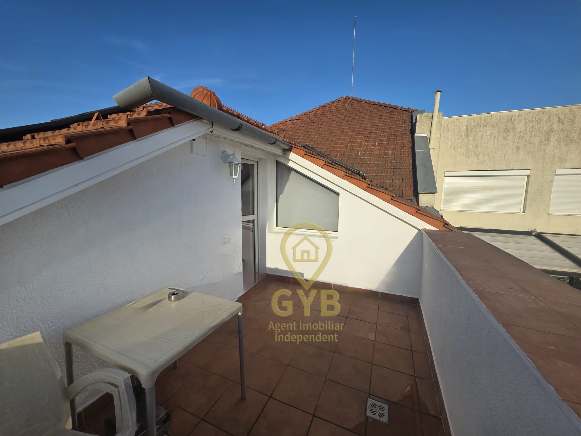 Apartament cu 2 camere, terasa generoasă, etaj 9