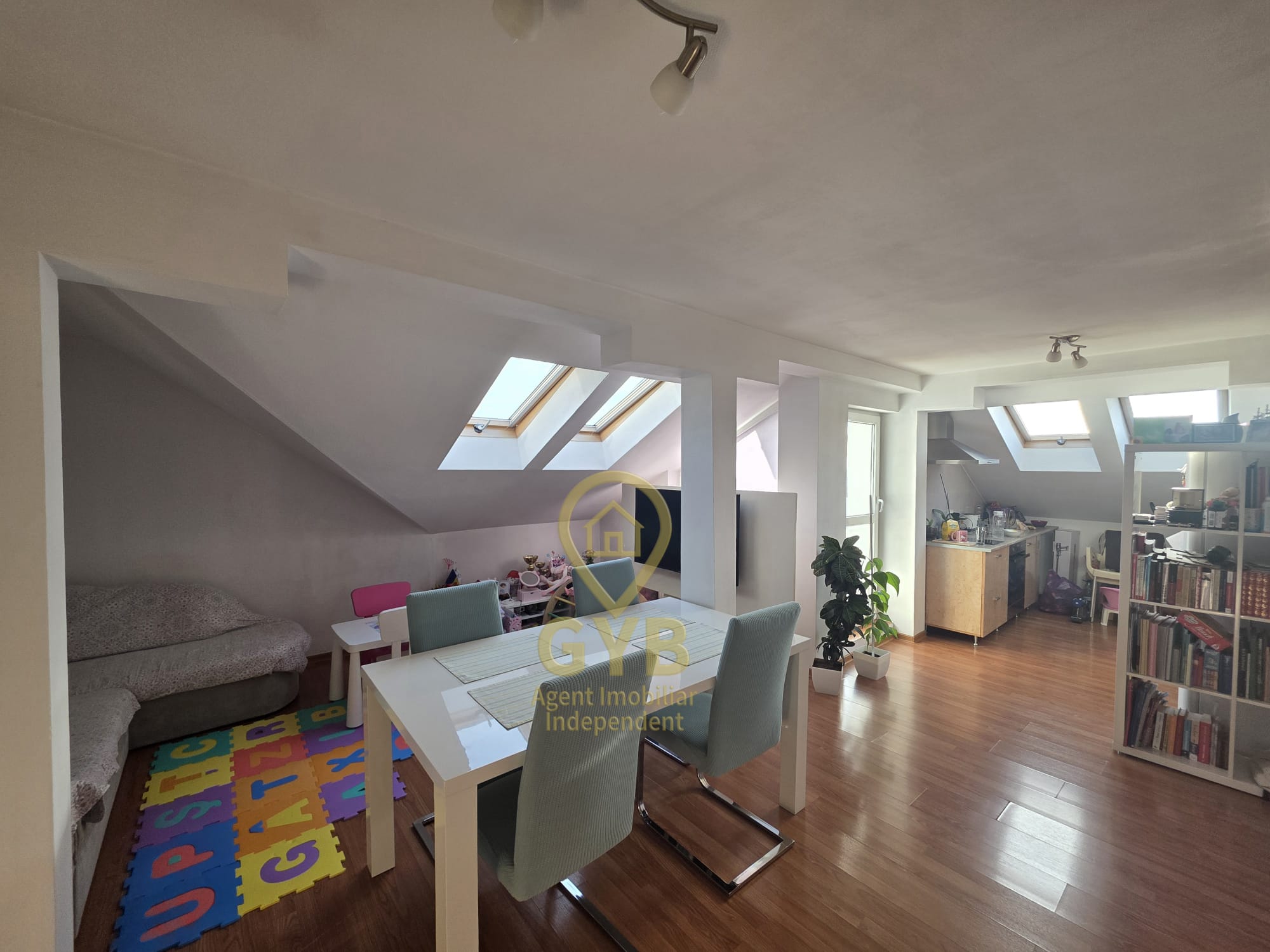 Apartament cu 2 camere, terasa generoasă, etaj 9