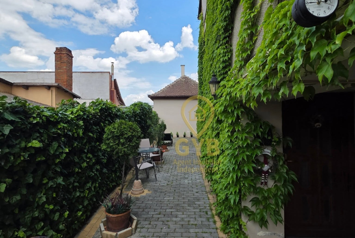 Casă tip duplex P+2E+Pod | 219 mp construiți | Garaj | Panouri fotovoltaice | Centru Salonta