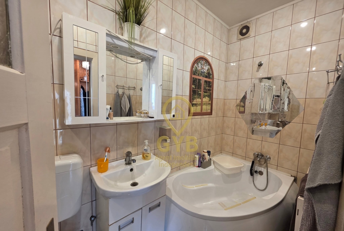 Casă tip duplex P+2E+Pod | 219 mp construiți | Garaj | Panouri fotovoltaice | Centru Salonta