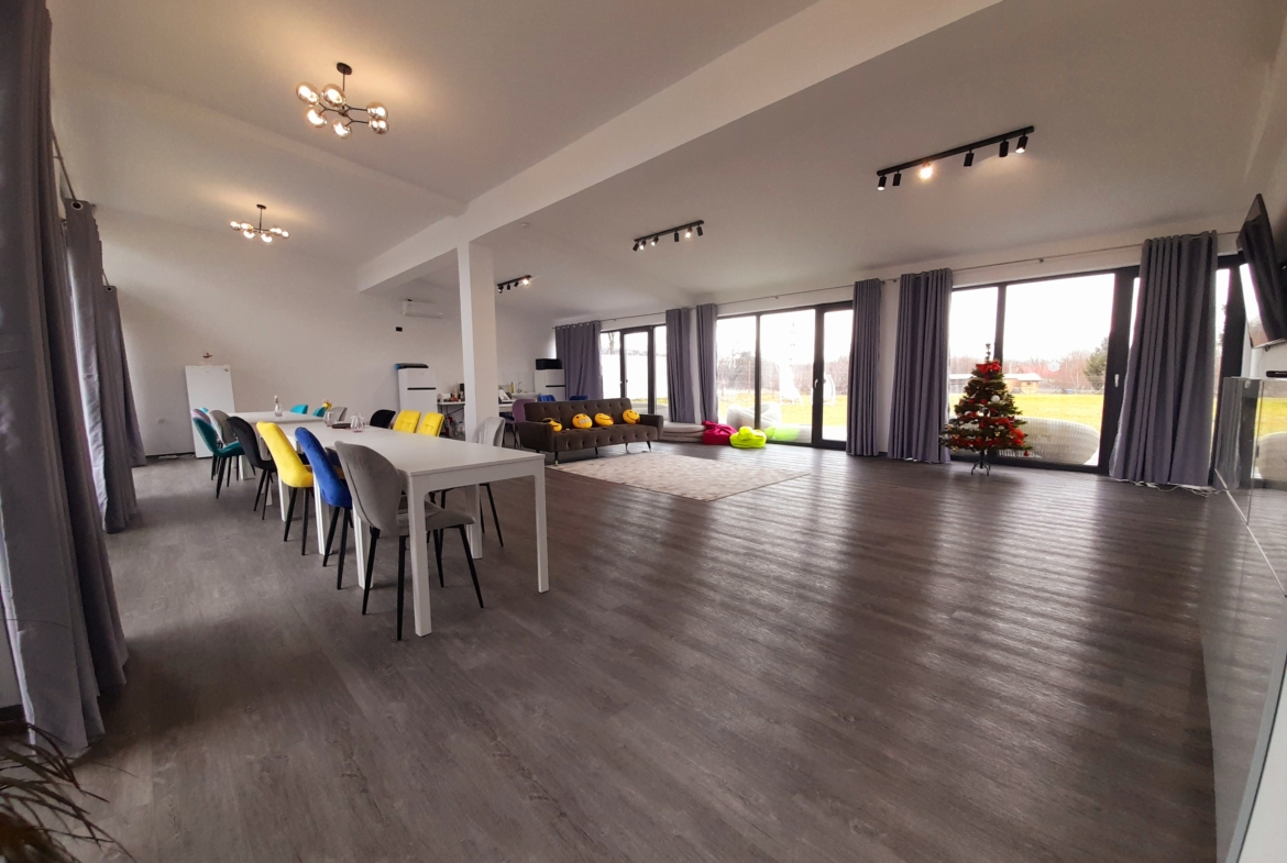 Vand Pensiune 10 camere si Casa de locuit