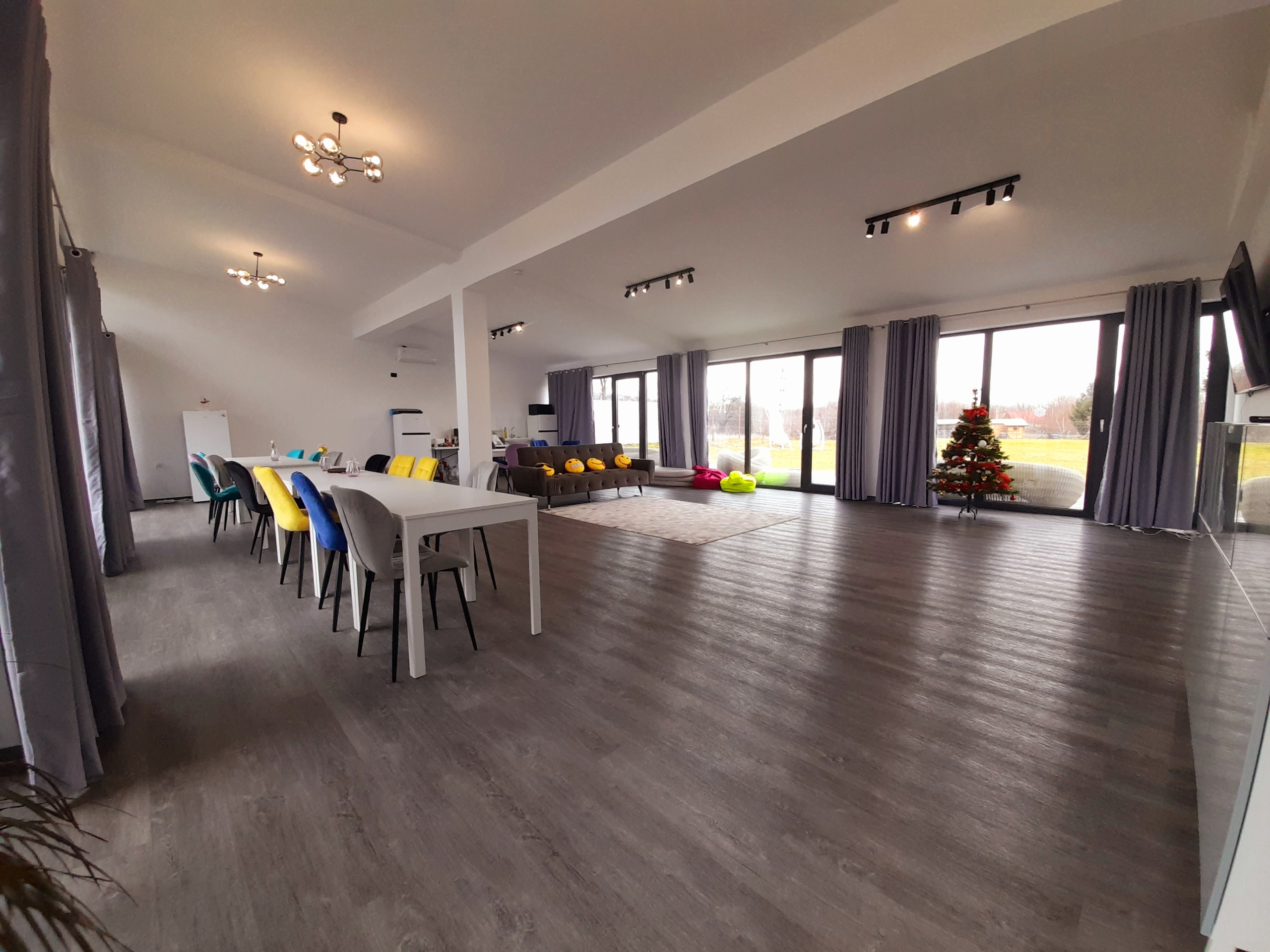 Vand Pensiune 10 camere si Casa de locuit
