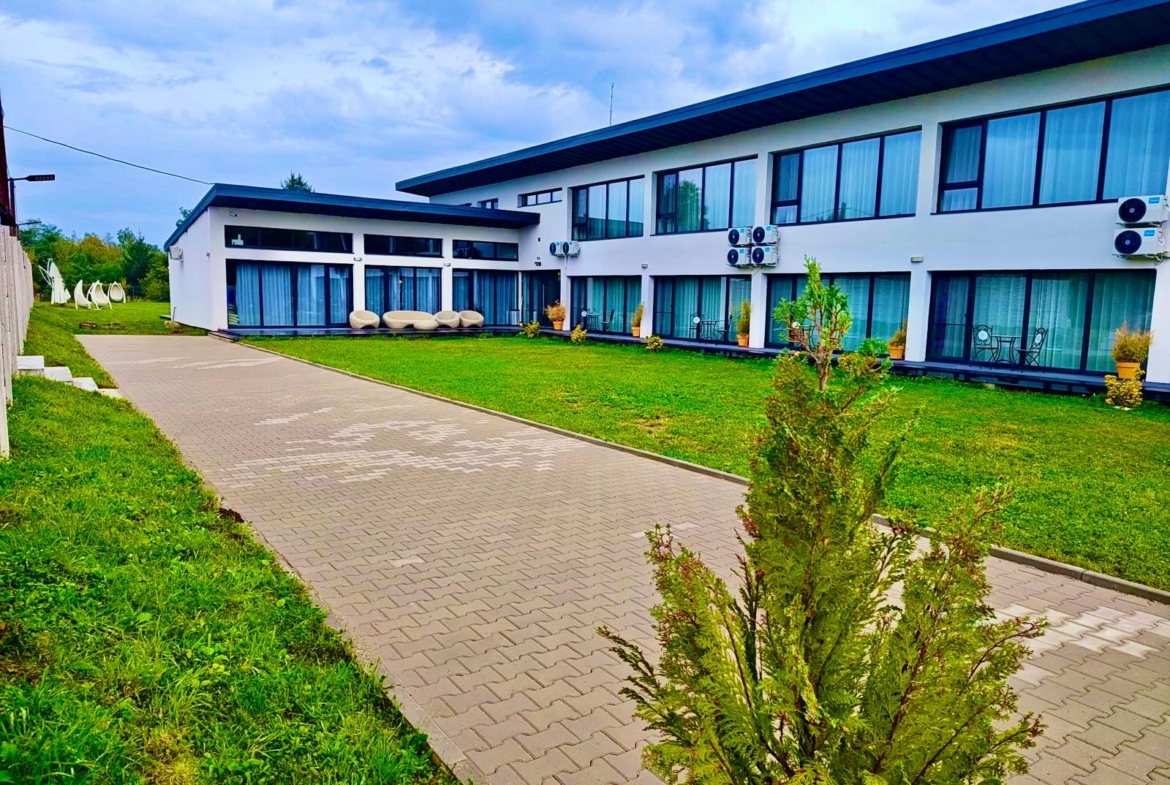 Vand Pensiune 10 camere si Casa de locuit