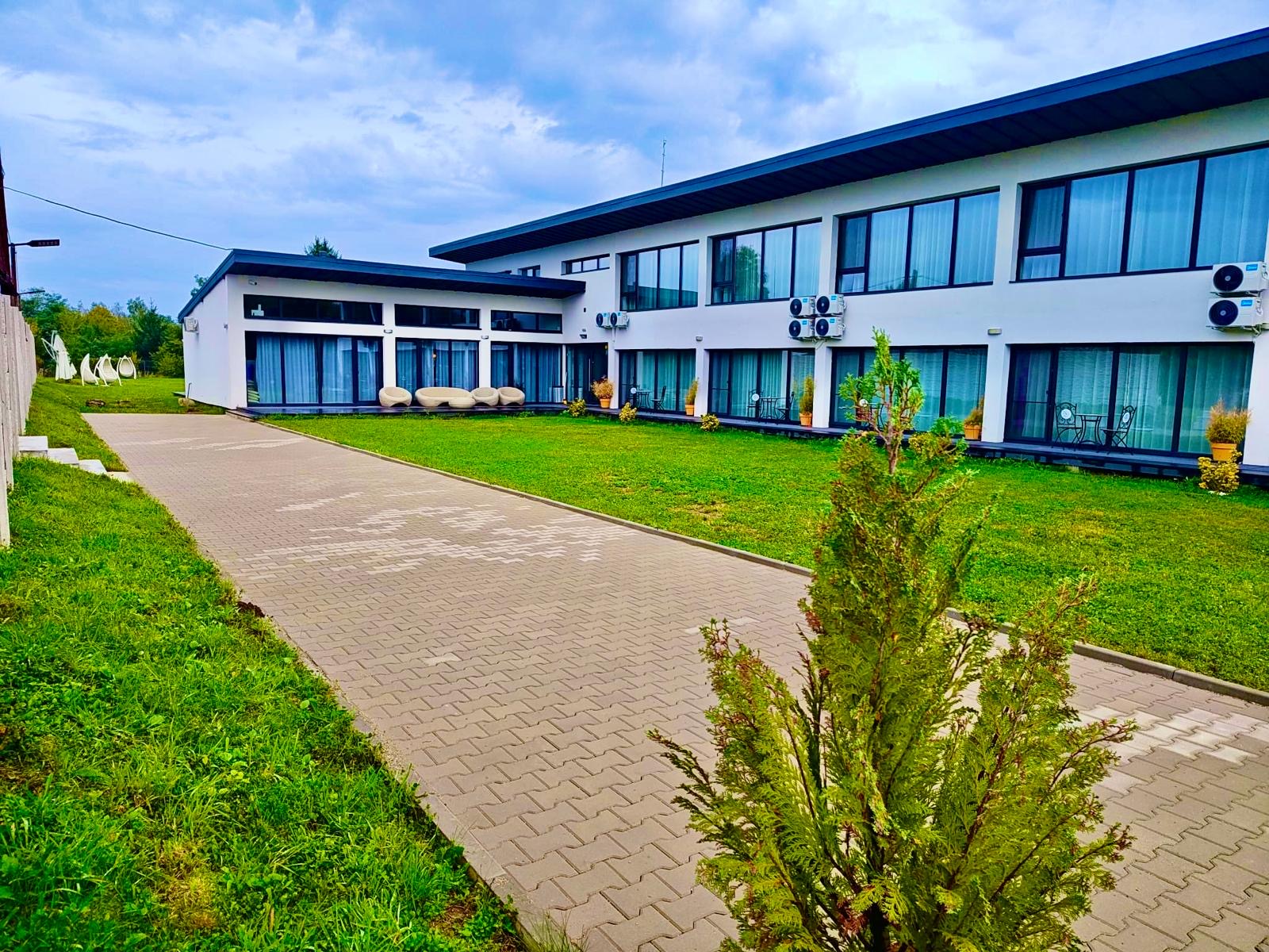 Vand Pensiune 10 camere si Casa de locuit