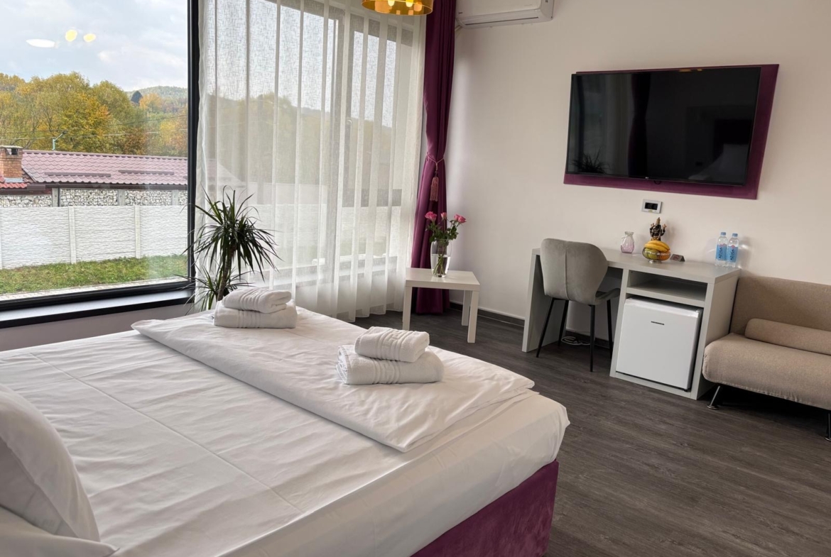 Vand Pensiune 10 camere si Casa de locuit