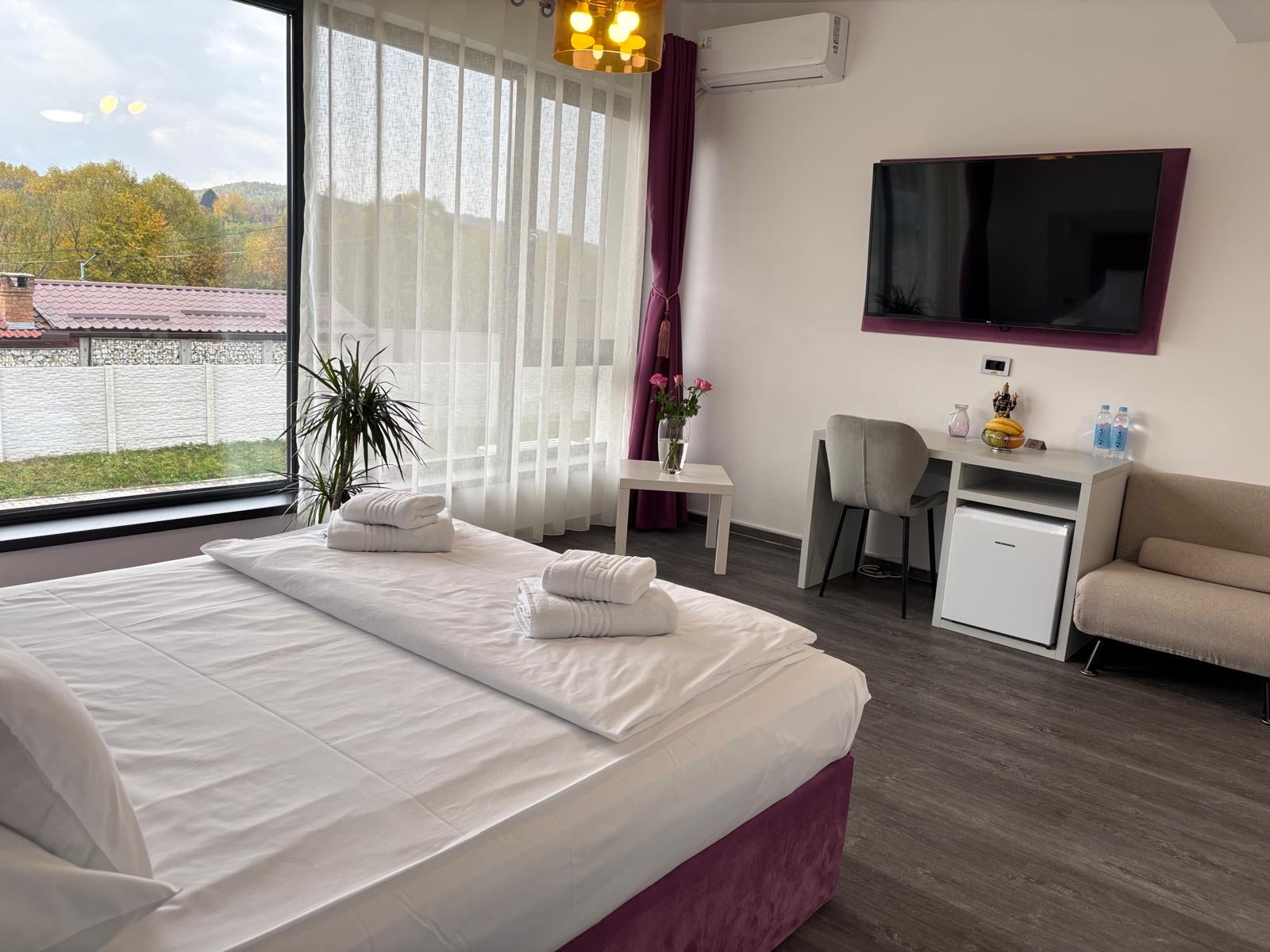 Vand Pensiune 10 camere si Casa de locuit
