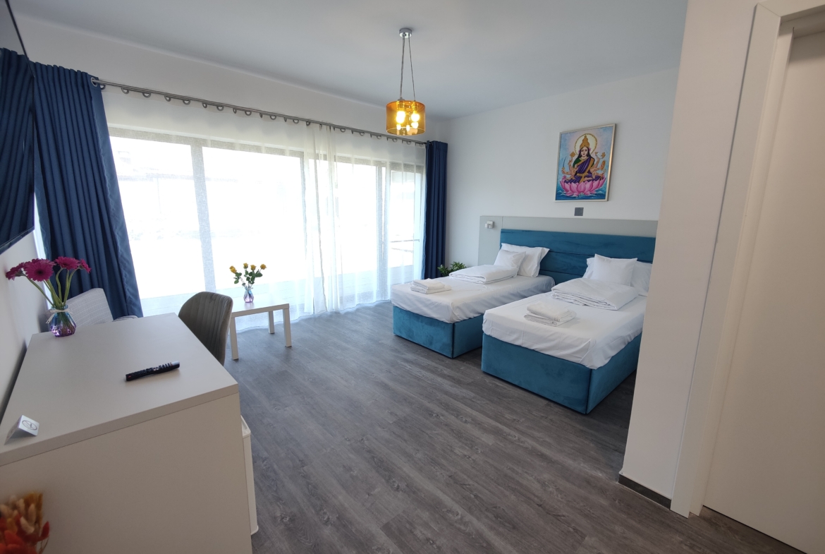 Vand Pensiune 10 camere si Casa de locuit